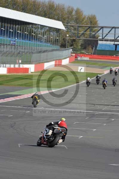 Motorcycle action photographs;Silverstone circuit;Silverstone photographs;Trackday digital images;event digital images;eventdigitalimages;no limits trackday;peter wileman photography;rockingham towcester northamptonshire;trackday;trackday photos