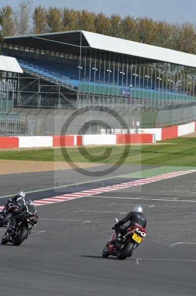 Motorcycle action photographs;Silverstone circuit;Silverstone photographs;Trackday digital images;event digital images;eventdigitalimages;no limits trackday;peter wileman photography;rockingham towcester northamptonshire;trackday;trackday photos