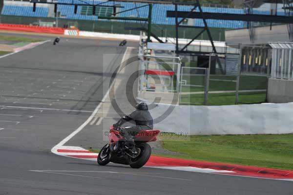 Motorcycle action photographs;Silverstone circuit;Silverstone photographs;Trackday digital images;event digital images;eventdigitalimages;no limits trackday;peter wileman photography;rockingham towcester northamptonshire;trackday;trackday photos