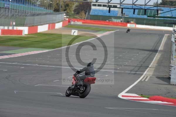 Motorcycle action photographs;Silverstone circuit;Silverstone photographs;Trackday digital images;event digital images;eventdigitalimages;no limits trackday;peter wileman photography;rockingham towcester northamptonshire;trackday;trackday photos