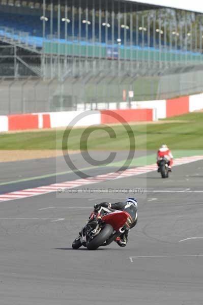 Motorcycle action photographs;Silverstone circuit;Silverstone photographs;Trackday digital images;event digital images;eventdigitalimages;no limits trackday;peter wileman photography;rockingham towcester northamptonshire;trackday;trackday photos