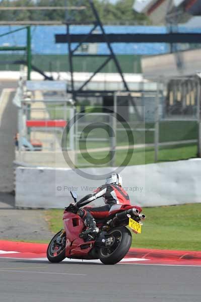 Motorcycle action photographs;Silverstone circuit;Silverstone photographs;Trackday digital images;event digital images;eventdigitalimages;no limits trackday;peter wileman photography;rockingham towcester northamptonshire;trackday;trackday photos