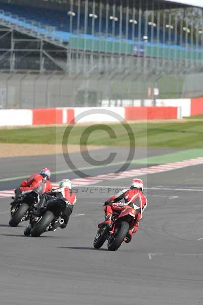 Motorcycle action photographs;Silverstone circuit;Silverstone photographs;Trackday digital images;event digital images;eventdigitalimages;no limits trackday;peter wileman photography;rockingham towcester northamptonshire;trackday;trackday photos