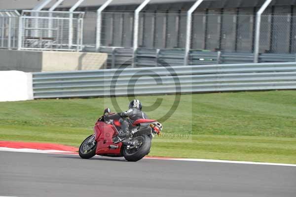 Motorcycle action photographs;Silverstone circuit;Silverstone photographs;Trackday digital images;event digital images;eventdigitalimages;no limits trackday;peter wileman photography;rockingham towcester northamptonshire;trackday;trackday photos