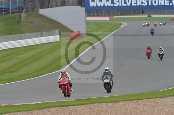 Motorcycle action photographs;Silverstone circuit;Silverstone photographs;Trackday digital images;event digital images;eventdigitalimages;no limits trackday;peter wileman photography;rockingham towcester northamptonshire;trackday;trackday photos