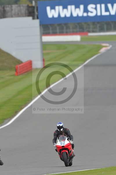 Motorcycle action photographs;Silverstone circuit;Silverstone photographs;Trackday digital images;event digital images;eventdigitalimages;no limits trackday;peter wileman photography;rockingham towcester northamptonshire;trackday;trackday photos