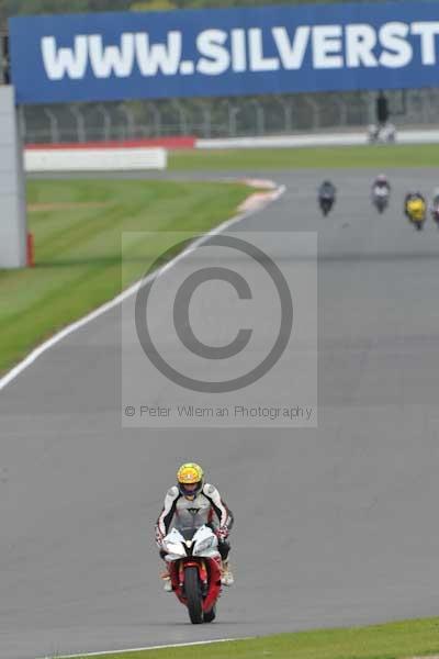 Motorcycle action photographs;Silverstone circuit;Silverstone photographs;Trackday digital images;event digital images;eventdigitalimages;no limits trackday;peter wileman photography;rockingham towcester northamptonshire;trackday;trackday photos