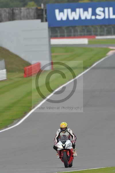 Motorcycle action photographs;Silverstone circuit;Silverstone photographs;Trackday digital images;event digital images;eventdigitalimages;no limits trackday;peter wileman photography;rockingham towcester northamptonshire;trackday;trackday photos