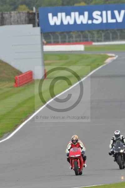 Motorcycle action photographs;Silverstone circuit;Silverstone photographs;Trackday digital images;event digital images;eventdigitalimages;no limits trackday;peter wileman photography;rockingham towcester northamptonshire;trackday;trackday photos