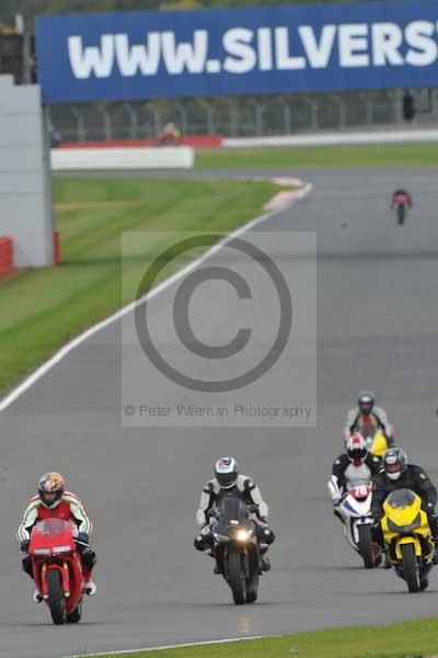 Motorcycle action photographs;Silverstone circuit;Silverstone photographs;Trackday digital images;event digital images;eventdigitalimages;no limits trackday;peter wileman photography;rockingham towcester northamptonshire;trackday;trackday photos