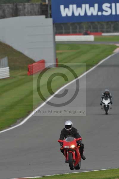 Motorcycle action photographs;Silverstone circuit;Silverstone photographs;Trackday digital images;event digital images;eventdigitalimages;no limits trackday;peter wileman photography;rockingham towcester northamptonshire;trackday;trackday photos