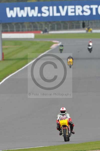 Motorcycle action photographs;Silverstone circuit;Silverstone photographs;Trackday digital images;event digital images;eventdigitalimages;no limits trackday;peter wileman photography;rockingham towcester northamptonshire;trackday;trackday photos