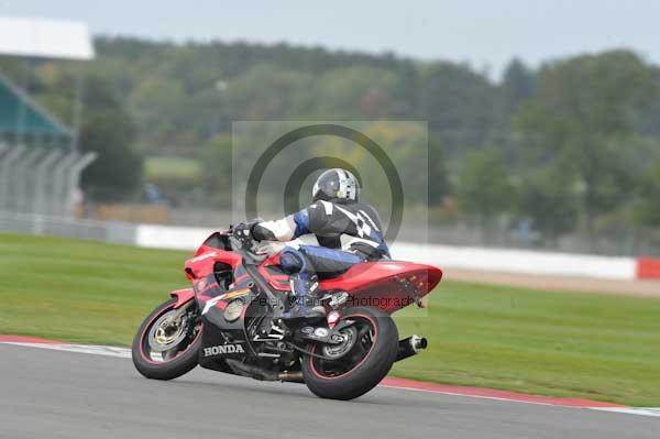 Motorcycle action photographs;Silverstone circuit;Silverstone photographs;Trackday digital images;event digital images;eventdigitalimages;no limits trackday;peter wileman photography;rockingham towcester northamptonshire;trackday;trackday photos