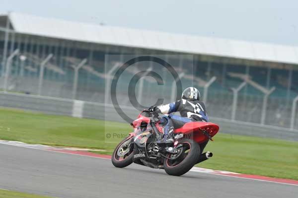 Motorcycle action photographs;Silverstone circuit;Silverstone photographs;Trackday digital images;event digital images;eventdigitalimages;no limits trackday;peter wileman photography;rockingham towcester northamptonshire;trackday;trackday photos