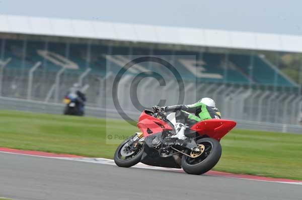 Motorcycle action photographs;Silverstone circuit;Silverstone photographs;Trackday digital images;event digital images;eventdigitalimages;no limits trackday;peter wileman photography;rockingham towcester northamptonshire;trackday;trackday photos