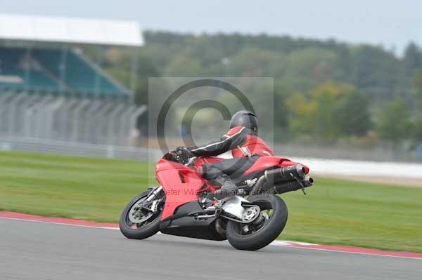 Motorcycle action photographs;Silverstone circuit;Silverstone photographs;Trackday digital images;event digital images;eventdigitalimages;no limits trackday;peter wileman photography;rockingham towcester northamptonshire;trackday;trackday photos