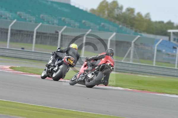 Motorcycle action photographs;Silverstone circuit;Silverstone photographs;Trackday digital images;event digital images;eventdigitalimages;no limits trackday;peter wileman photography;rockingham towcester northamptonshire;trackday;trackday photos