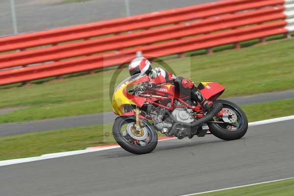 Motorcycle action photographs;Silverstone circuit;Silverstone photographs;Trackday digital images;event digital images;eventdigitalimages;no limits trackday;peter wileman photography;rockingham towcester northamptonshire;trackday;trackday photos