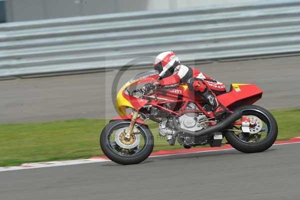 Motorcycle action photographs;Silverstone circuit;Silverstone photographs;Trackday digital images;event digital images;eventdigitalimages;no limits trackday;peter wileman photography;rockingham towcester northamptonshire;trackday;trackday photos