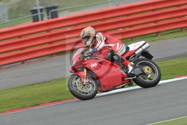 Motorcycle action photographs;Silverstone circuit;Silverstone photographs;Trackday digital images;event digital images;eventdigitalimages;no limits trackday;peter wileman photography;rockingham towcester northamptonshire;trackday;trackday photos