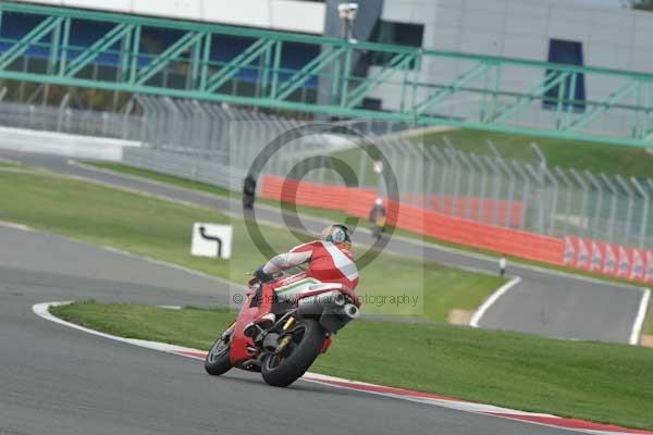 Motorcycle action photographs;Silverstone circuit;Silverstone photographs;Trackday digital images;event digital images;eventdigitalimages;no limits trackday;peter wileman photography;rockingham towcester northamptonshire;trackday;trackday photos