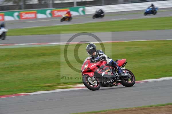 Motorcycle action photographs;Silverstone circuit;Silverstone photographs;Trackday digital images;event digital images;eventdigitalimages;no limits trackday;peter wileman photography;rockingham towcester northamptonshire;trackday;trackday photos