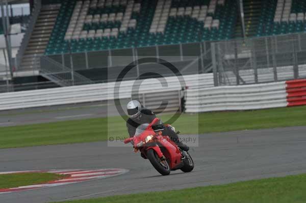 Motorcycle action photographs;Silverstone circuit;Silverstone photographs;Trackday digital images;event digital images;eventdigitalimages;no limits trackday;peter wileman photography;rockingham towcester northamptonshire;trackday;trackday photos