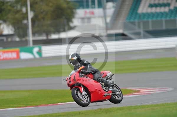 Motorcycle action photographs;Silverstone circuit;Silverstone photographs;Trackday digital images;event digital images;eventdigitalimages;no limits trackday;peter wileman photography;rockingham towcester northamptonshire;trackday;trackday photos