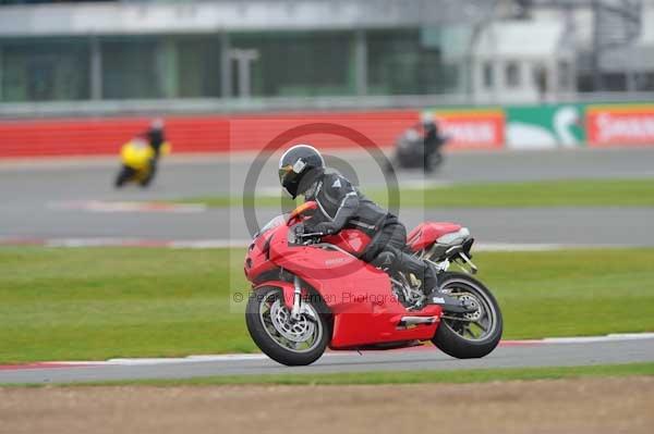 Motorcycle action photographs;Silverstone circuit;Silverstone photographs;Trackday digital images;event digital images;eventdigitalimages;no limits trackday;peter wileman photography;rockingham towcester northamptonshire;trackday;trackday photos