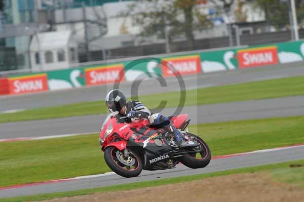 Motorcycle action photographs;Silverstone circuit;Silverstone photographs;Trackday digital images;event digital images;eventdigitalimages;no limits trackday;peter wileman photography;rockingham towcester northamptonshire;trackday;trackday photos