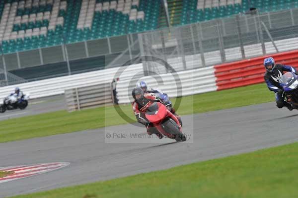 Motorcycle action photographs;Silverstone circuit;Silverstone photographs;Trackday digital images;event digital images;eventdigitalimages;no limits trackday;peter wileman photography;rockingham towcester northamptonshire;trackday;trackday photos