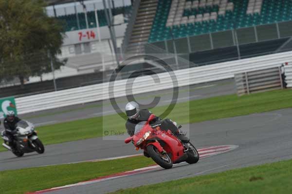 Motorcycle action photographs;Silverstone circuit;Silverstone photographs;Trackday digital images;event digital images;eventdigitalimages;no limits trackday;peter wileman photography;rockingham towcester northamptonshire;trackday;trackday photos