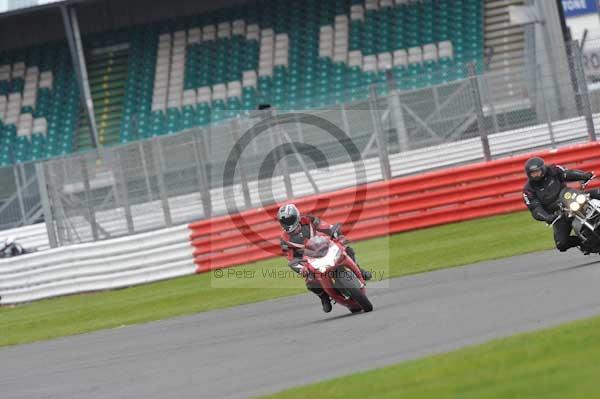 Motorcycle action photographs;Silverstone circuit;Silverstone photographs;Trackday digital images;event digital images;eventdigitalimages;no limits trackday;peter wileman photography;rockingham towcester northamptonshire;trackday;trackday photos