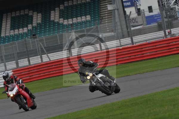 Motorcycle action photographs;Silverstone circuit;Silverstone photographs;Trackday digital images;event digital images;eventdigitalimages;no limits trackday;peter wileman photography;rockingham towcester northamptonshire;trackday;trackday photos