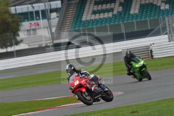 Motorcycle action photographs;Silverstone circuit;Silverstone photographs;Trackday digital images;event digital images;eventdigitalimages;no limits trackday;peter wileman photography;rockingham towcester northamptonshire;trackday;trackday photos