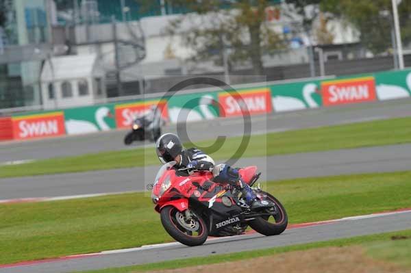 Motorcycle action photographs;Silverstone circuit;Silverstone photographs;Trackday digital images;event digital images;eventdigitalimages;no limits trackday;peter wileman photography;rockingham towcester northamptonshire;trackday;trackday photos