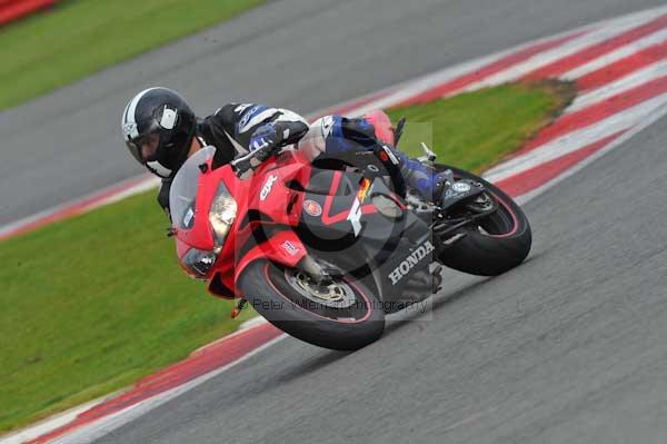 Motorcycle action photographs;Silverstone circuit;Silverstone photographs;Trackday digital images;event digital images;eventdigitalimages;no limits trackday;peter wileman photography;rockingham towcester northamptonshire;trackday;trackday photos