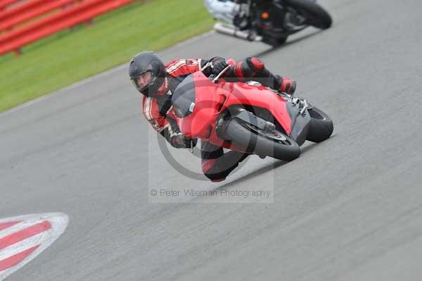 Motorcycle action photographs;Silverstone circuit;Silverstone photographs;Trackday digital images;event digital images;eventdigitalimages;no limits trackday;peter wileman photography;rockingham towcester northamptonshire;trackday;trackday photos