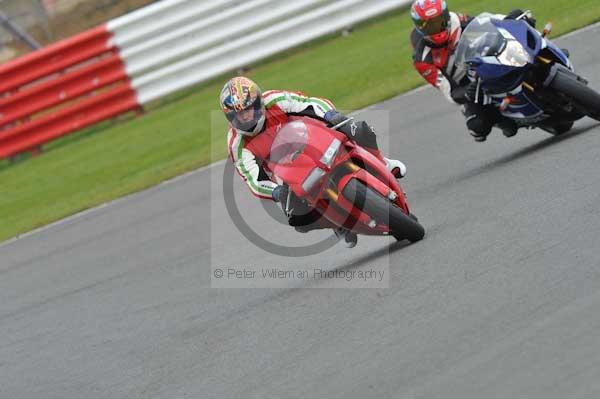 Motorcycle action photographs;Silverstone circuit;Silverstone photographs;Trackday digital images;event digital images;eventdigitalimages;no limits trackday;peter wileman photography;rockingham towcester northamptonshire;trackday;trackday photos