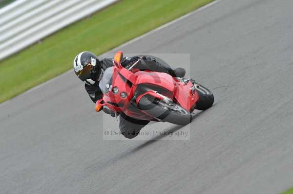 Motorcycle action photographs;Silverstone circuit;Silverstone photographs;Trackday digital images;event digital images;eventdigitalimages;no limits trackday;peter wileman photography;rockingham towcester northamptonshire;trackday;trackday photos