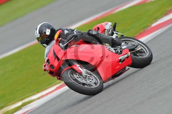 Motorcycle action photographs;Silverstone circuit;Silverstone photographs;Trackday digital images;event digital images;eventdigitalimages;no limits trackday;peter wileman photography;rockingham towcester northamptonshire;trackday;trackday photos