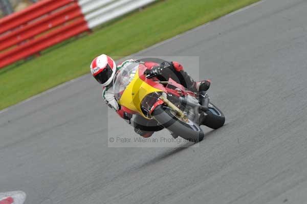 Motorcycle action photographs;Silverstone circuit;Silverstone photographs;Trackday digital images;event digital images;eventdigitalimages;no limits trackday;peter wileman photography;rockingham towcester northamptonshire;trackday;trackday photos