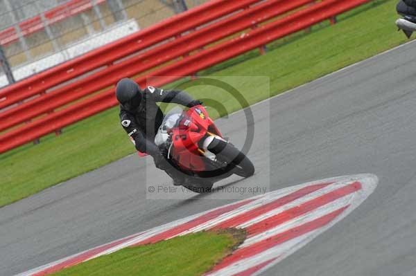 Motorcycle action photographs;Silverstone circuit;Silverstone photographs;Trackday digital images;event digital images;eventdigitalimages;no limits trackday;peter wileman photography;rockingham towcester northamptonshire;trackday;trackday photos