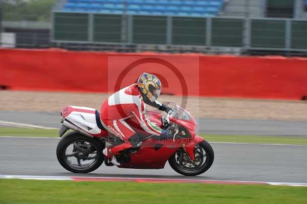 Motorcycle action photographs;Silverstone circuit;Silverstone photographs;Trackday digital images;event digital images;eventdigitalimages;no limits trackday;peter wileman photography;rockingham towcester northamptonshire;trackday;trackday photos