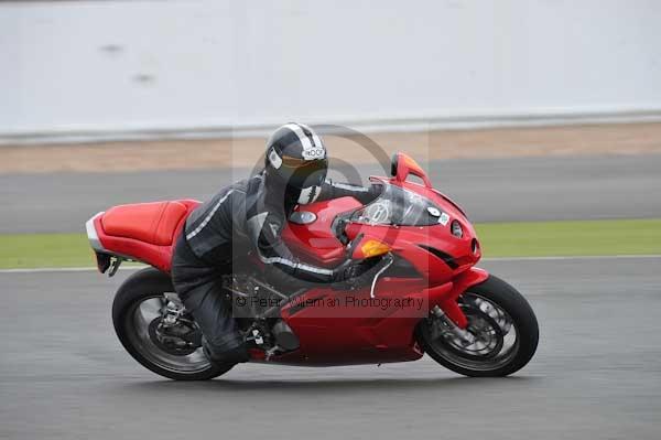 Motorcycle action photographs;Silverstone circuit;Silverstone photographs;Trackday digital images;event digital images;eventdigitalimages;no limits trackday;peter wileman photography;rockingham towcester northamptonshire;trackday;trackday photos