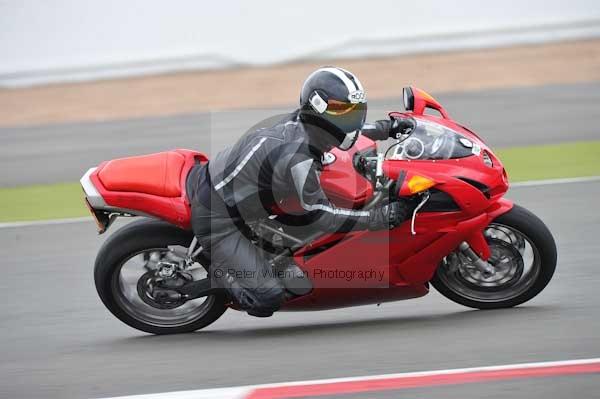 Motorcycle action photographs;Silverstone circuit;Silverstone photographs;Trackday digital images;event digital images;eventdigitalimages;no limits trackday;peter wileman photography;rockingham towcester northamptonshire;trackday;trackday photos