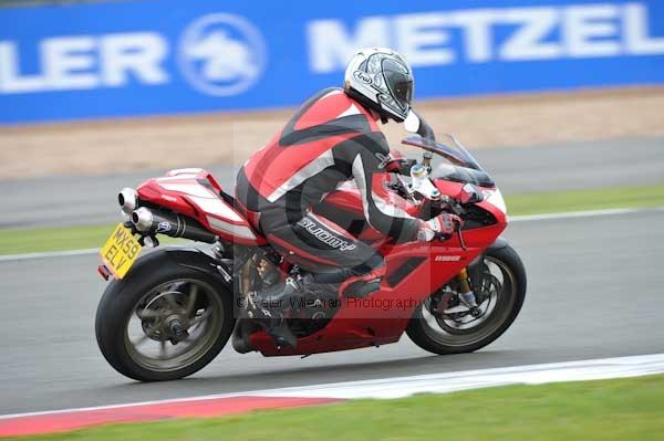 Motorcycle action photographs;Silverstone circuit;Silverstone photographs;Trackday digital images;event digital images;eventdigitalimages;no limits trackday;peter wileman photography;rockingham towcester northamptonshire;trackday;trackday photos