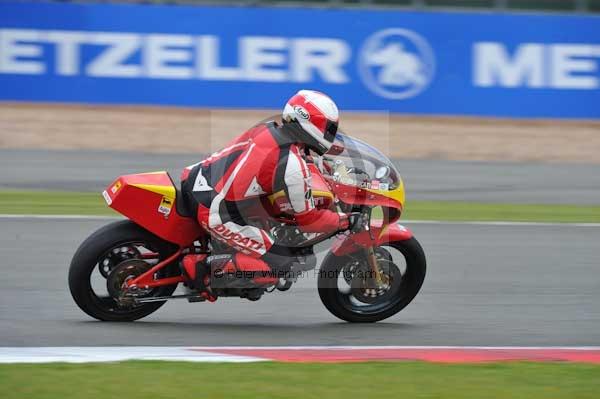 Motorcycle action photographs;Silverstone circuit;Silverstone photographs;Trackday digital images;event digital images;eventdigitalimages;no limits trackday;peter wileman photography;rockingham towcester northamptonshire;trackday;trackday photos