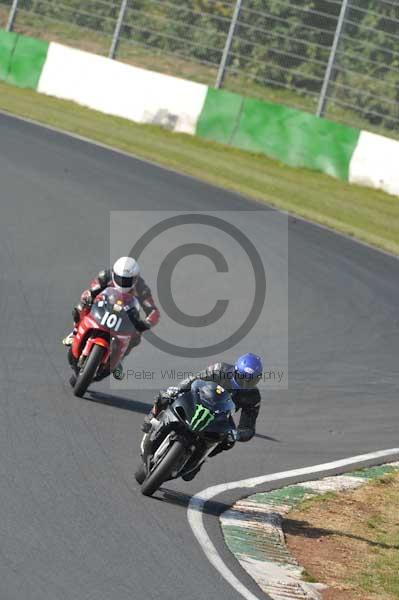 Mallory park Leicestershire;Mallory park photographs;Motorcycle action photographs;Trackday digital images;event digital images;eventdigitalimages;mallory park;no limits trackday;peter wileman photography;trackday;trackday photos