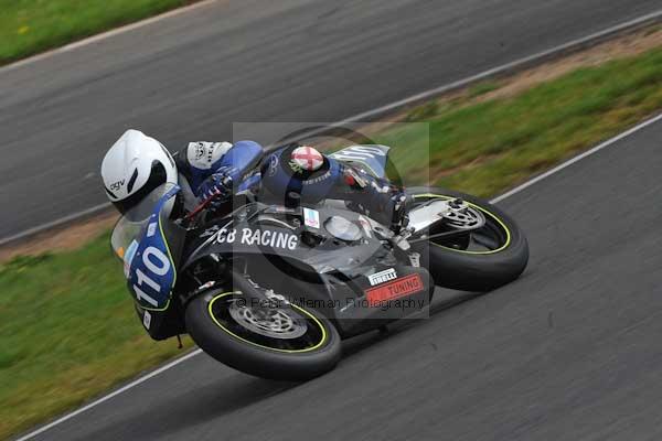 Mallory park Leicestershire;Mallory park photographs;Motorcycle action photographs;Trackday digital images;event digital images;eventdigitalimages;mallory park;no limits trackday;peter wileman photography;trackday;trackday photos